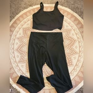 Get the whole look! Old Navy active leggings and longline bra. Size XL/XLL NEW